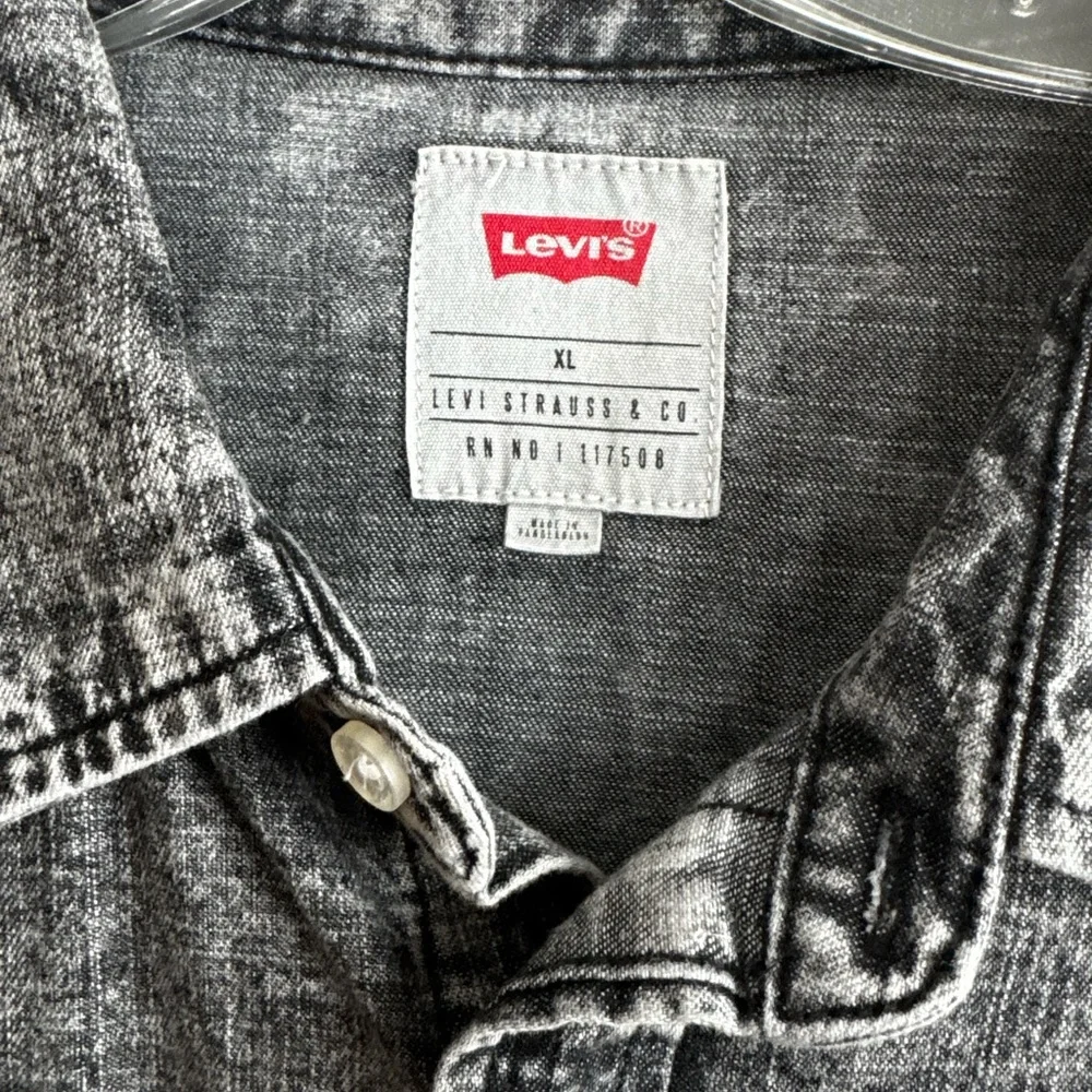 Men’s Levi's Black Denim Shirt - Picture 2 of 3